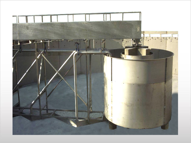 Peripheral traction clarifier with sludge suction PTA